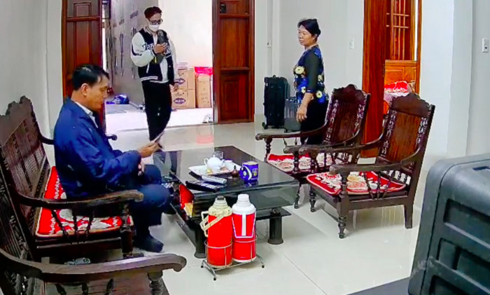 Con đi làm xa bí mật về thăm nhà, cha lúc đầu ngó lơ sau đó lao đến ôm, oà lên khóc nức nở như con trẻ Ảnh 2