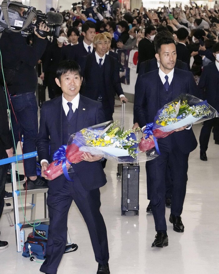 Tuyển Nhật Bản được chào đón như nhà vô địch World Cup, chật cứng người ở sân bay Ảnh 2