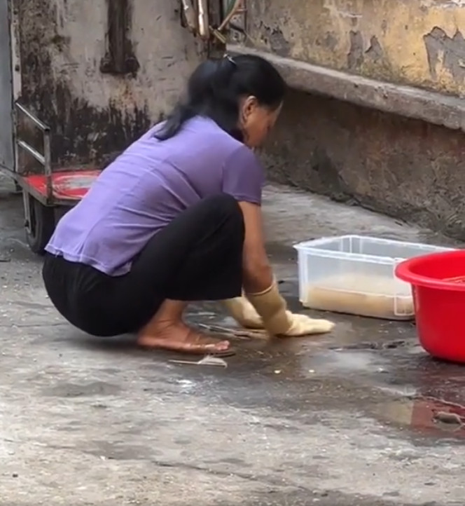 Sốc nặng hình ảnh cô bán 'xiên bẩn' vò giặt xiên ngay dưới lòng đường đen ngòm Ảnh 3