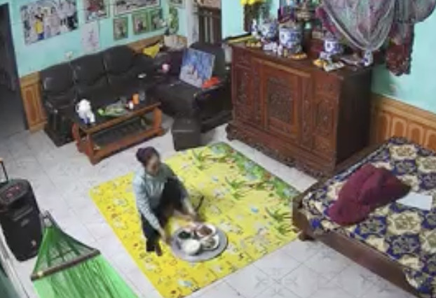 Bố mất, mẹ lủi thủi ăn cơm một mình trong ngôi nhà trống trải: Nỗi xót xa không tả thành lời! Ảnh 1