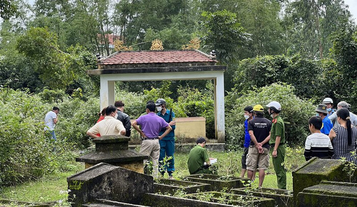 Đi hái nấm, người dân kinh hãi phát hiện điều này cạnh nghĩa địa Ảnh 1