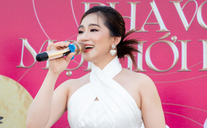 Lộ bụng to bất thường trên sân khấu, Lương Bích Hữu bị nghi mang thai lần 2? Ảnh 1