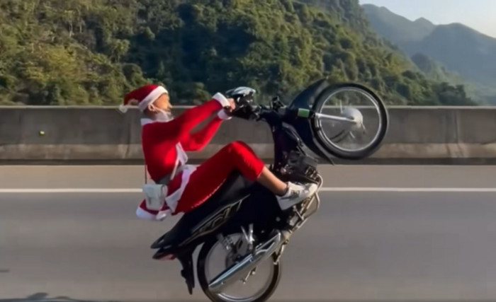 Thanh niên mặc đồ ông già Noel bốc đầu xe lạng lách và cái kết lọt vào tầm ngắm của công an Ảnh 1