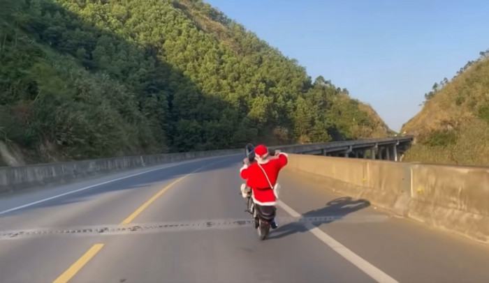 Thanh niên mặc đồ ông già Noel bốc đầu xe lạng lách và cái kết lọt vào tầm ngắm của công an Ảnh 3