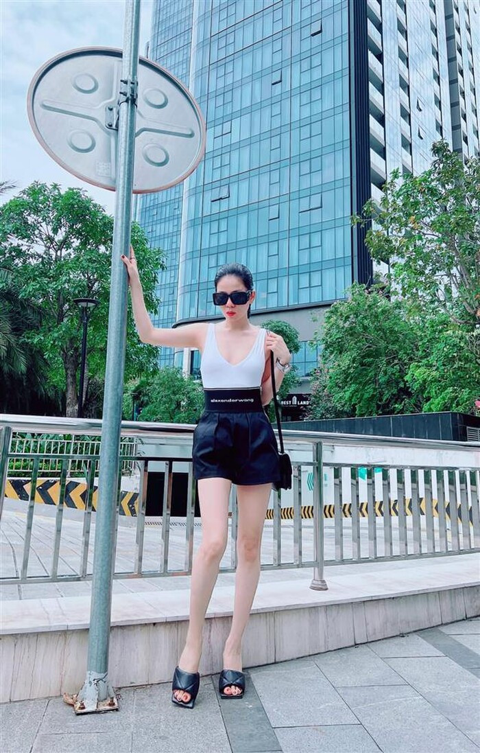 Xuất hiện bên Lâm Bảo Châu, Lệ Quyên để lộ 'đôi gò bồng đảo' xô lệch, lộ dấu hiệu 'xuống cấp'