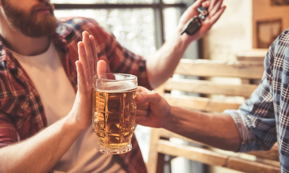 Ép buộc, xúi giục người khác uống rượu, bia trong dịp Tết có vi phạm pháp luật? - Ảnh 2.
