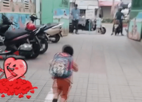 Xúc động giây phút bố khuyết tật đón con trai: Bố không hoàn hảo nhưng sẽ yêu con theo cách hoàn hảo nhất Ảnh 1