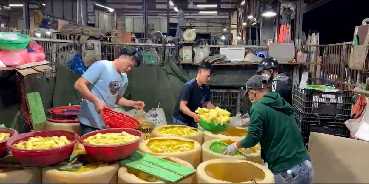 TP.HCM: Phát hiện 3 cơ sở ngâm hóa chất tẩy trắng măng, ngó sen tại chợ đầu mối - Ảnh 1.