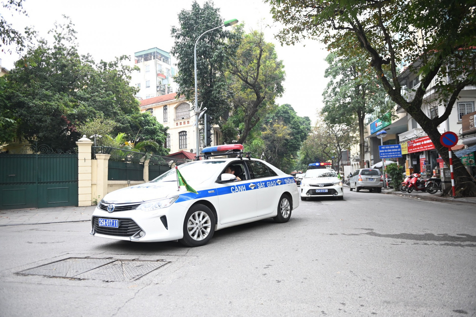 Xe dẫn đoàn