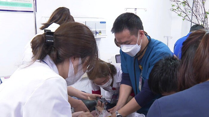 Sốt cao 3 ngày, bé 2 tháng tuổi nhập viện khẩn vì hôn mê sâu, tim ngừng đập Ảnh 1