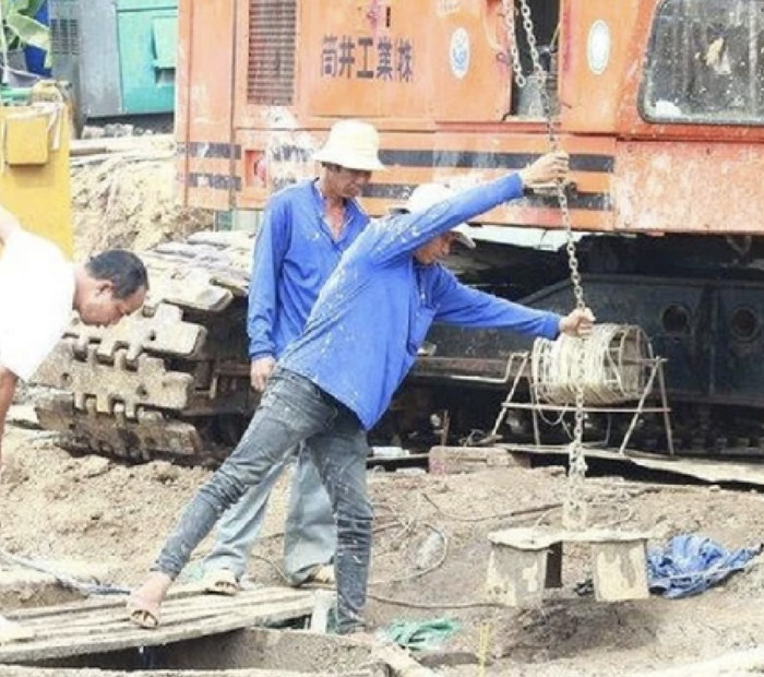 Vụ bé trai rơi xuống trụ bê tông sâu 35 mét: Gặp khó khăn vì đất sét dẻo bám chặt thiết bị đào Ảnh 2