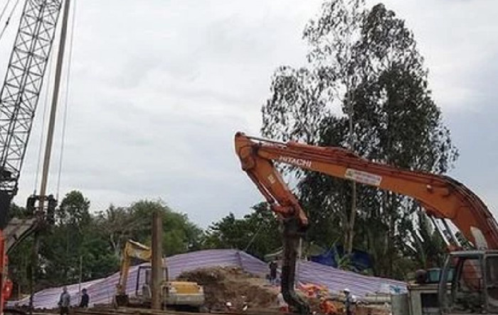 Vụ bé trai rơi xuống trụ bê tông sâu 35 mét: Gặp khó khăn vì đất sét dẻo bám chặt thiết bị đào Ảnh 1