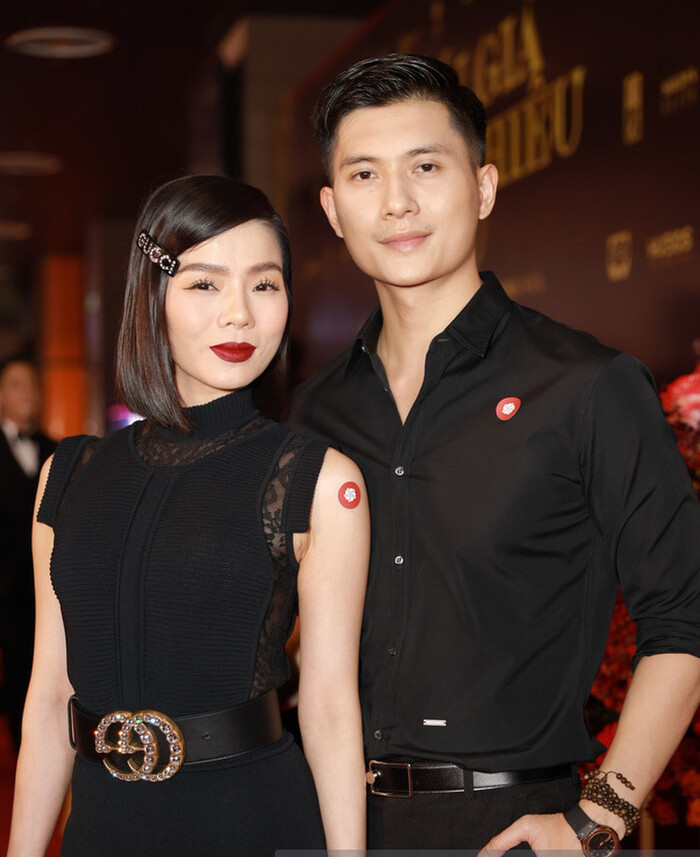 Lệ Quyên ngày một 'xanh tươi' hẳn ra, khoe tấm lưng trắng nõn khi đi bơi giữa đêm