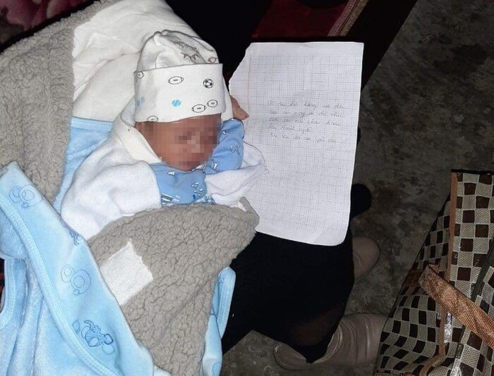 Bé trai bị bỏ rơi trước cổng nhà dân, 'nghẹn đắng' trước lời nhắn gửi Ảnh 1