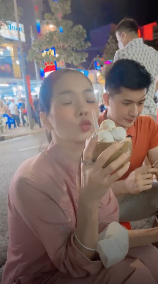 Biểu cảm của tình trẻ Lệ Quyên khi xuất hiện chung một khung hình với 'đàn chị' khiến netizen tranh cãi