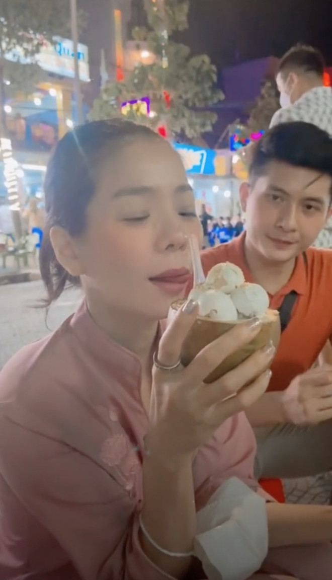 Biểu cảm của tình trẻ Lệ Quyên khi xuất hiện chung một khung hình với 'đàn chị' khiến netizen tranh cãi
