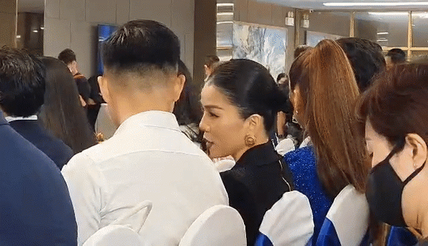 Biểu cảm khó hiểu của Lệ Quyên khi ngồi cạnh Lâm Bảo Châu: Lúc nũng nịu, khi thì trợn mắt Ảnh 1