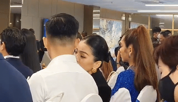 Biểu cảm khó hiểu của Lệ Quyên khi ngồi cạnh Lâm Bảo Châu: Lúc nũng nịu, khi thì trợn mắt Ảnh 2