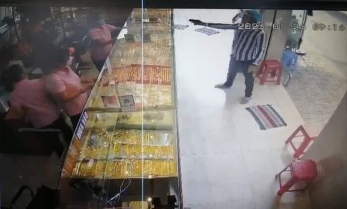 Mùng 5 Tết vờ đi mua vàng, thanh niên giơ súng uy hiếp nhân viên định cướp tài sản và cái kết Ảnh 2