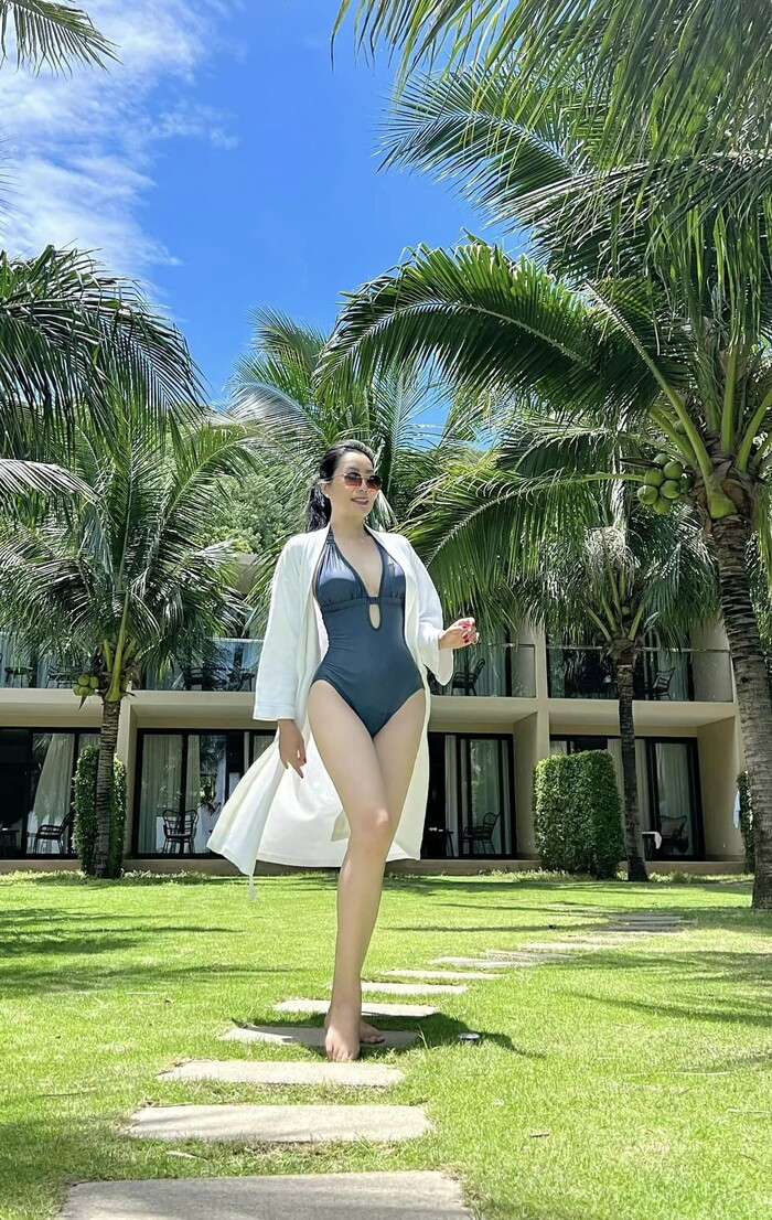 NSƯT Trịnh Kim Chi diện bikini đi biển, khoe body 'vạn người mê' khiến netizen há hốc mồm Ảnh 2