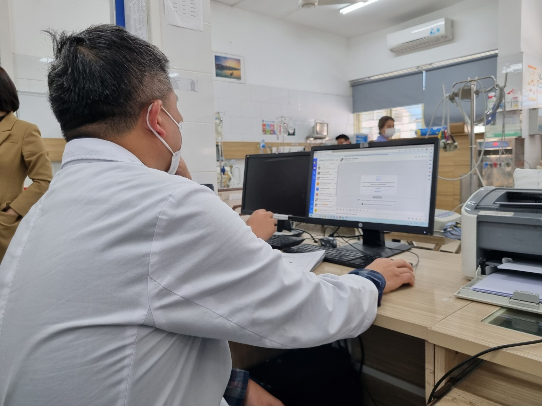 Chuyên gia chống độc cảnh báo rượu "rởm", uống phải ngộ độc kịch nguy tính mạng - Ảnh 1.