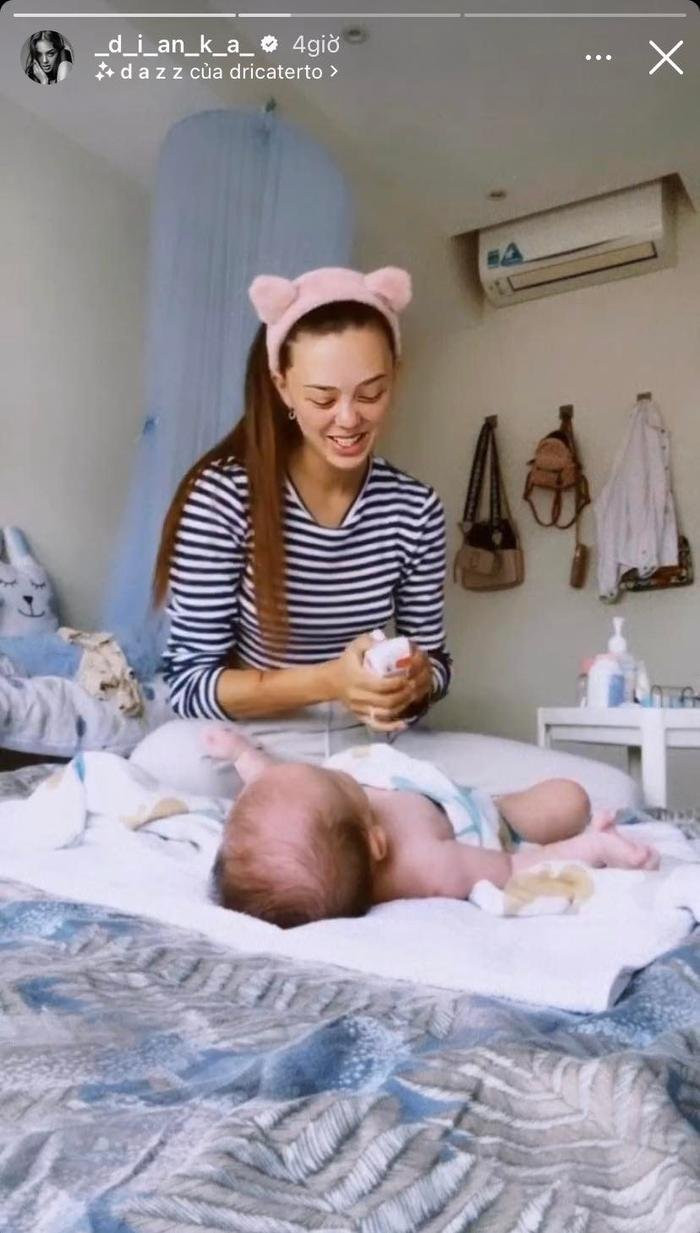 Vợ Bùi Tiến Dũng thoải mái khoe mặt mộc, để lộ diện mạo chuẩn 'mẹ bỉm' khi ở nhà Ảnh 3