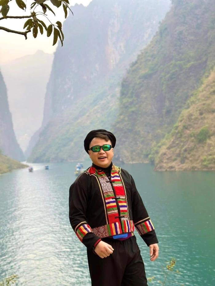 Có thể là hình ảnh về 1 người, đang đứng và ngoài trời