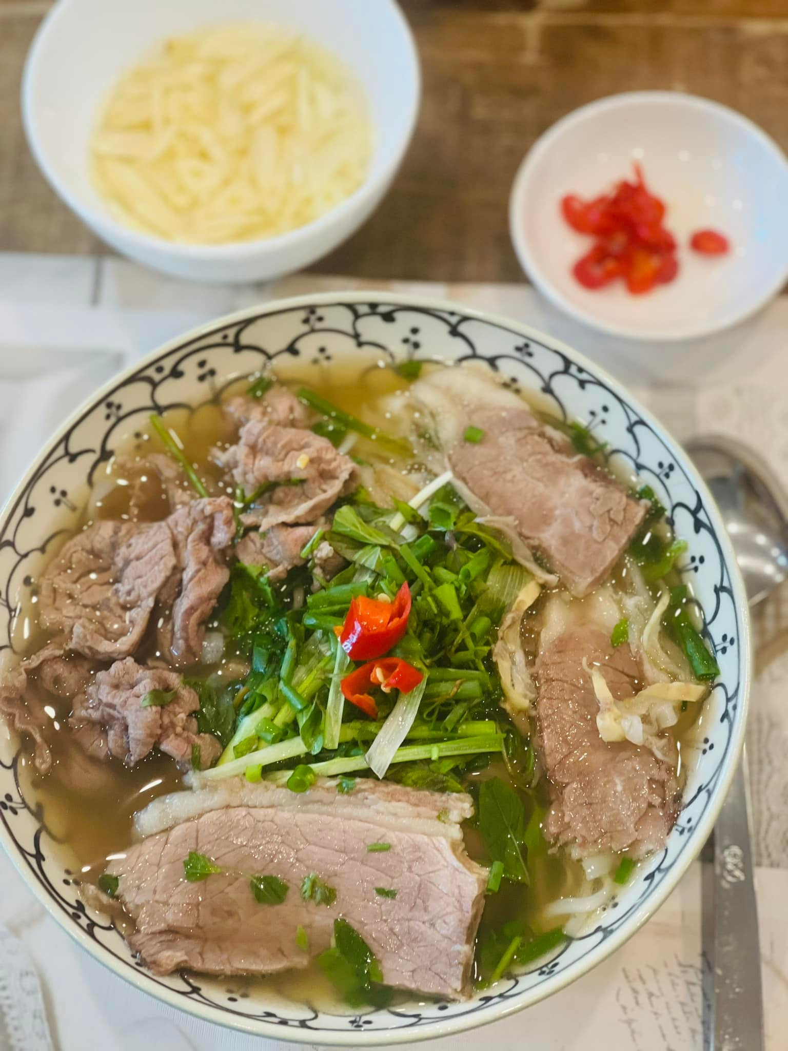 Chủ tịch FPT đích thân hướng dẫn nấu tô phở bò “ngon thứ nhì” Hà Nội, vô tình để lộ một thứ khiến dân tình xuýt xoa