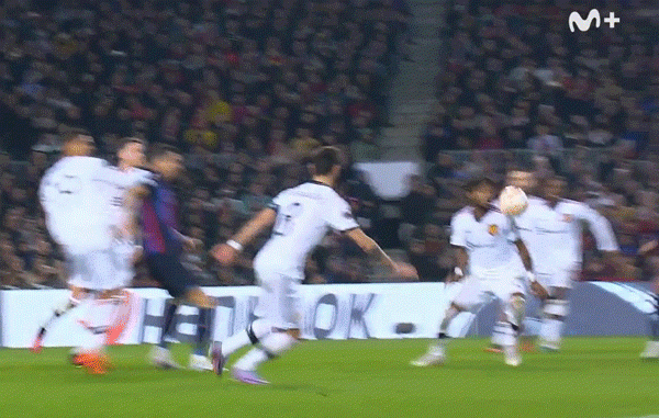 Vì nghi vấn mua trọng tài, Barca mất oan quả penalty trước MU? - Ảnh 1.