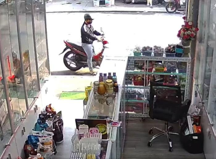 Cô gái bị kéo lê khi đuổi theo tên cướp điện thoại, thái độ của người đi đường gây tranh cãi Ảnh 1