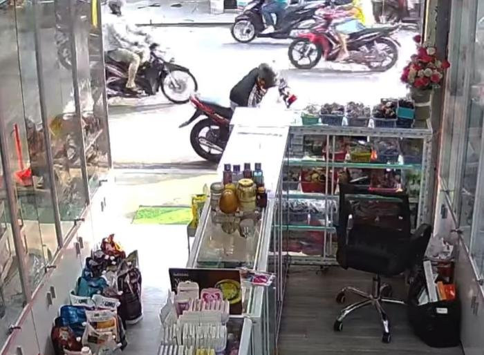 Cô gái bị kéo lê khi đuổi theo tên cướp điện thoại, thái độ của người đi đường gây tranh cãi Ảnh 2