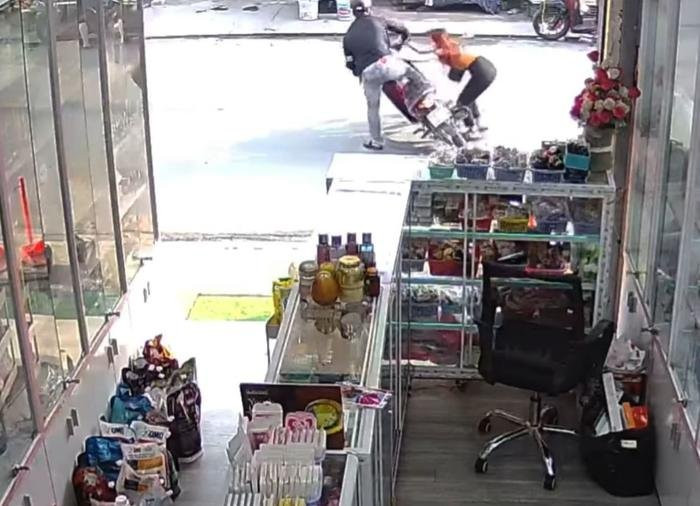 Cô gái bị kéo lê khi đuổi theo tên cướp điện thoại, thái độ của người đi đường gây tranh cãi Ảnh 3