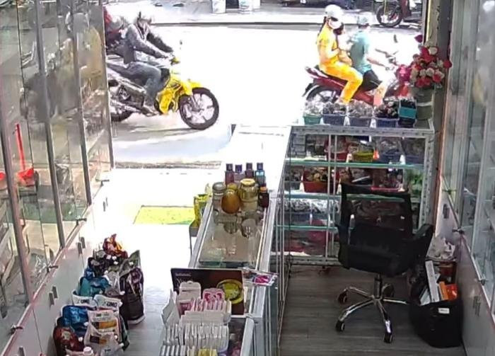 Cô gái bị kéo lê khi đuổi theo tên cướp điện thoại, thái độ của người đi đường gây tranh cãi Ảnh 4