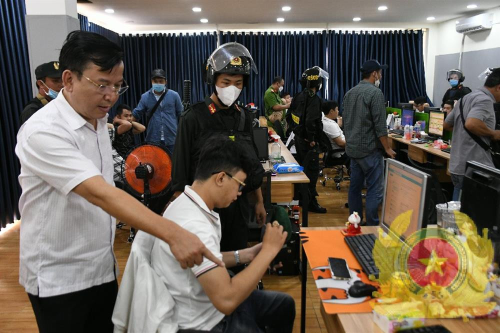 Lực lượng Công an kiểm tra, khám xét, thu giữ vật chứng tại nơi làm việc của các đối tượng (Ảnh: Bộ Công an)