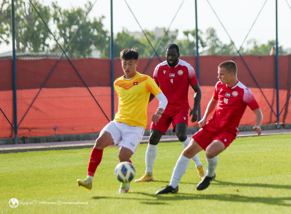 Bỏ lỡ cơ hội, U20 Việt Nam thua sát nút Dubai City FC - Ảnh 1.