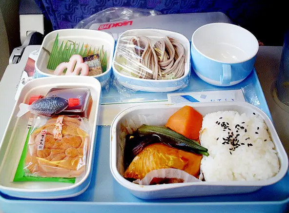 6 sự thật lạ lùng về máy bay: Tại sao đồ ăn trên máy bay "kém ngon" hơn bình thường? - Ảnh 1.
