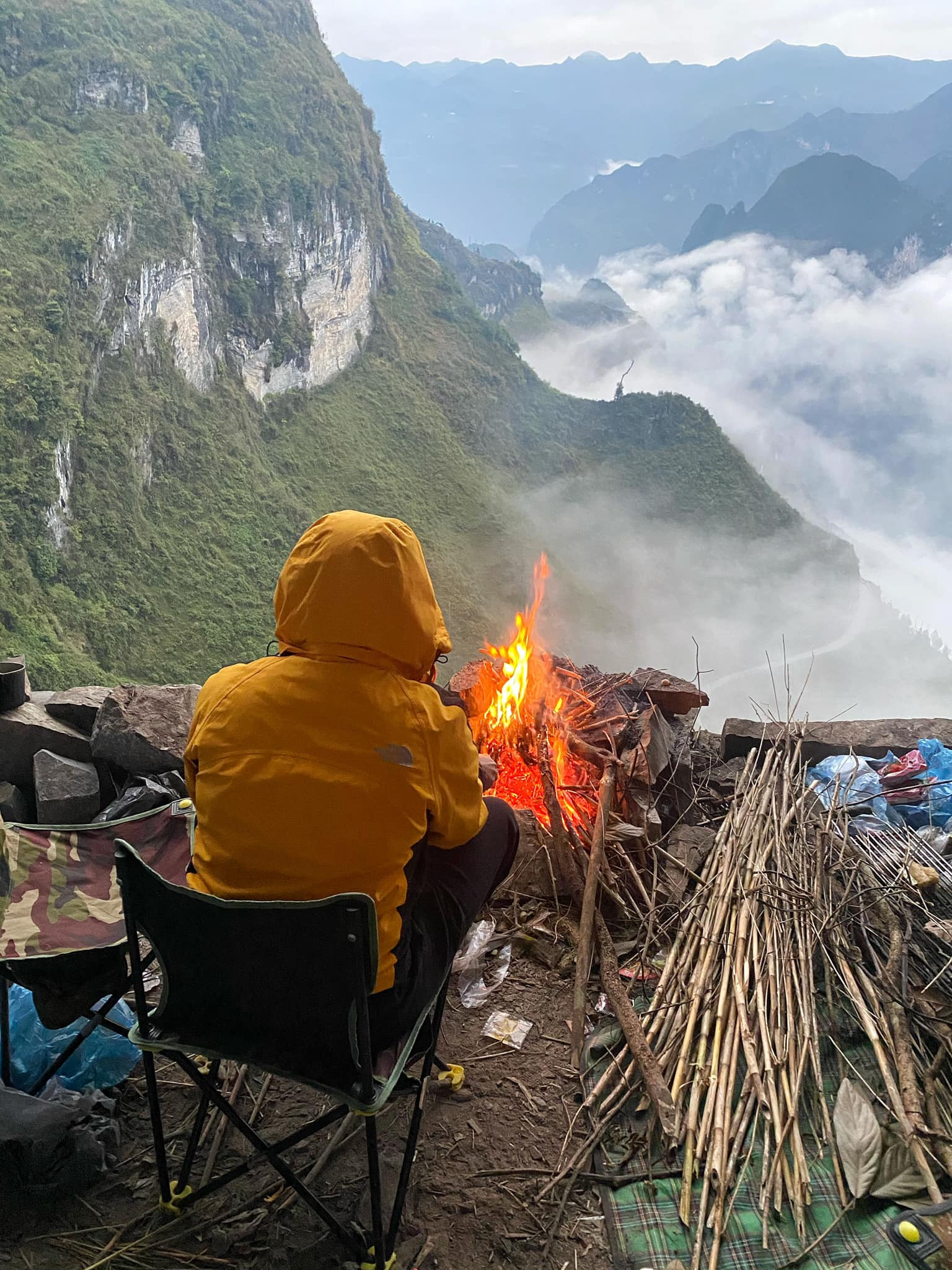 Vách đá trắng trên đèo Mã Pí Lèng: Có gì mà dân du lịch bụi gọi là 'chỗ ngủ view ngàn sao'?