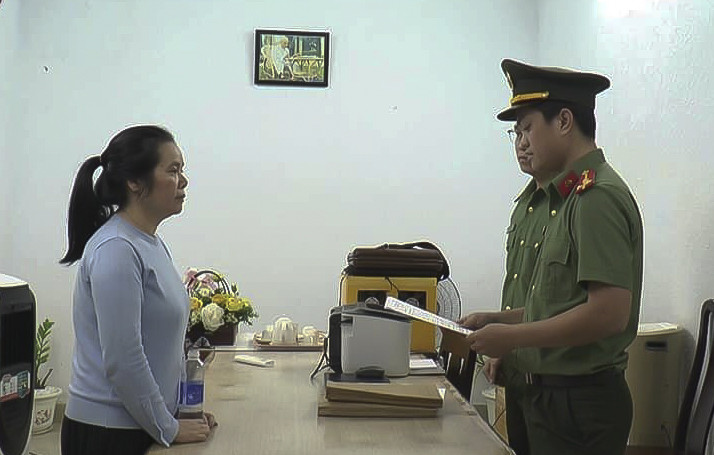 Khởi tố đối tượng đưa người trốn đi nước ngoài bằng hình thức visa du lịch - Ảnh 1.