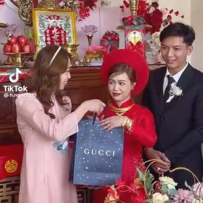 Bạn thân 'nhà người ta': Không trao vàng nặng trĩu vẫn khiến khối người xuýt xoa bởi quà 'mọn' ở lễ cưới Ảnh 1