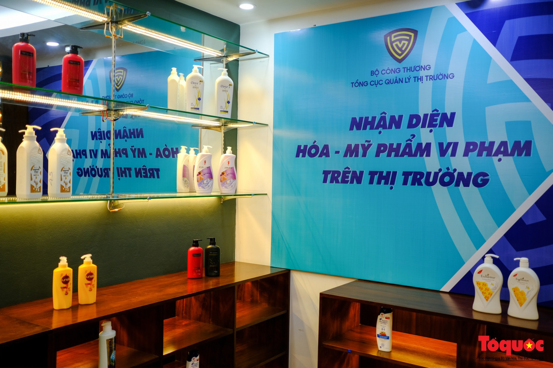 Hàng trăm quà tặng cho chị em bị "vạch mặt" hàng dỏm trước ngày quốc tế phụ nữ mùng 8/3 - Ảnh 1.