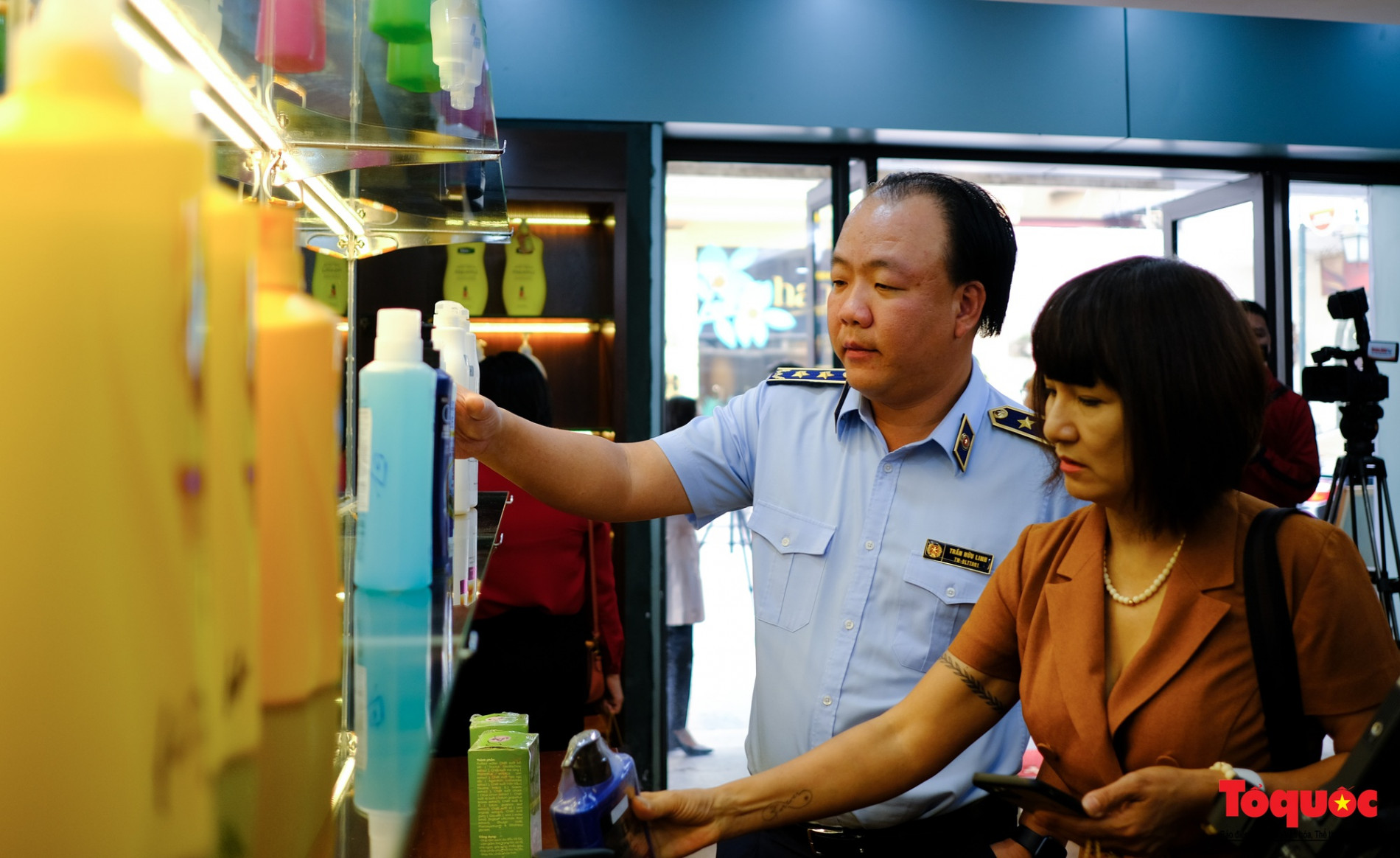 Hàng trăm quà tặng cho chị em bị "vạch mặt" hàng dỏm trước ngày quốc tế phụ nữ mùng 8/3 - Ảnh 3.