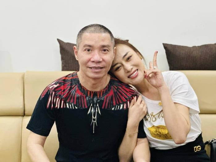 Có thể là hình ảnh về 2 người và trong nhà