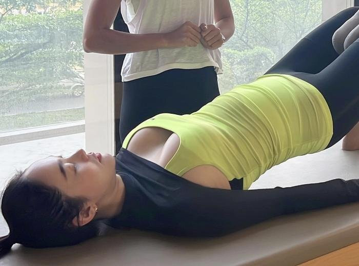 Mẹ bầu Minh Hằng tập yoga cũng xinh, 'cân' đẹp động tác khó Ảnh 1
