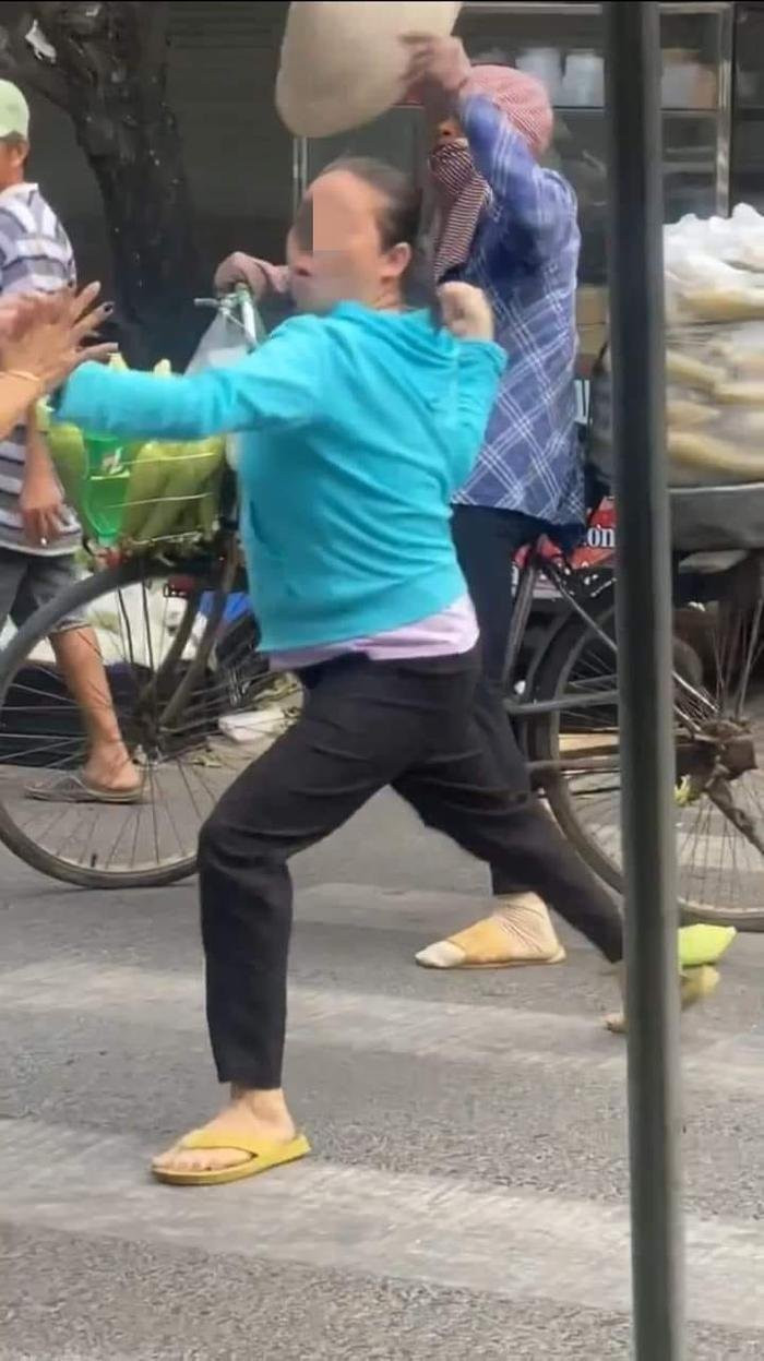 Đánh liên tục vào mặt và đầu bà cụ bán bắp gây phẫn nộ, người phụ nữ nhận cái kết đắng Ảnh 2