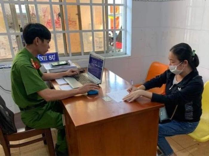 Đánh liên tục vào mặt và đầu bà cụ bán bắp gây phẫn nộ, người phụ nữ nhận cái kết đắng Ảnh 1
