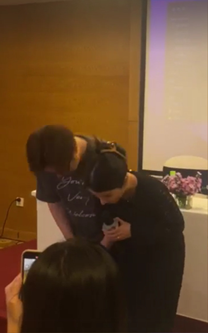 Vợ chồng Bà Nhân Vlog tổ chức họp báo: Cúi đầu xin lỗi bác sĩ trong drama thụ tinh nhân tạo Ảnh 4