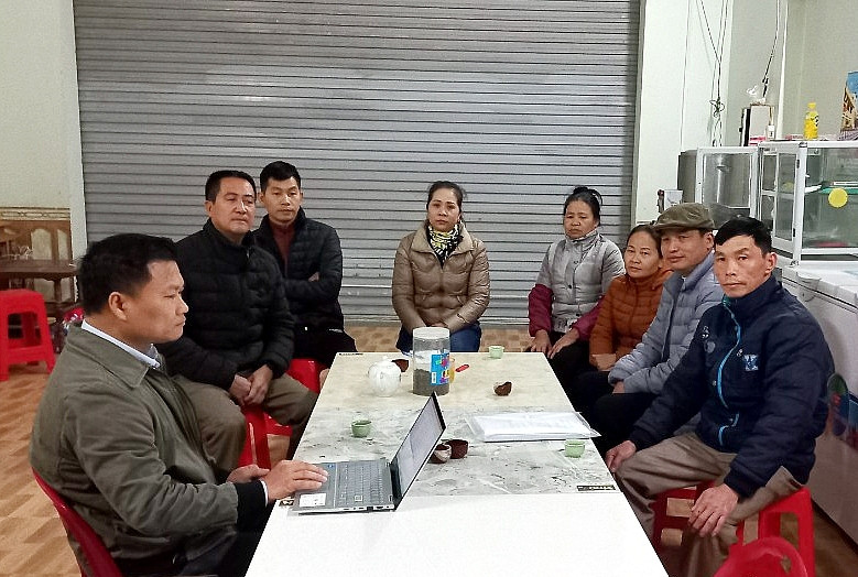 Ông Lê Bá Lương và đại diện các hộ gia đình ở khu đất bị tranh chấp đang trao đổi với Luật sư.