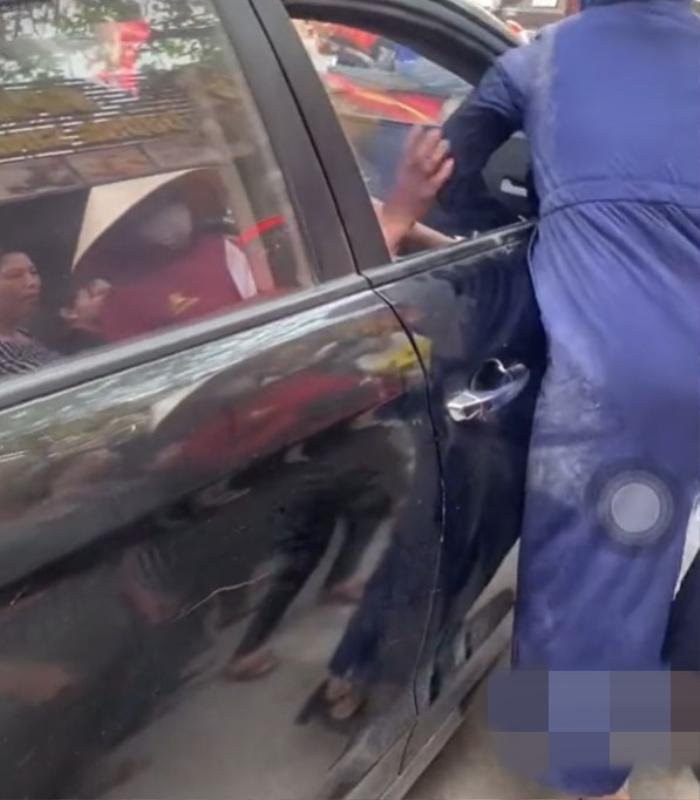 Bị vợ bắt quả tang chở 'bồ nhí' trên ô tô, chồng điểu khiển xe kéo lê vợ trên đường gây phẫn nộ Ảnh 3