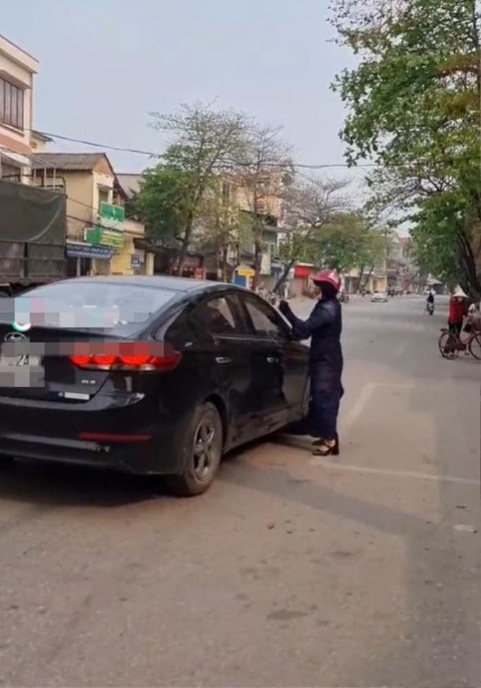 Bị vợ bắt quả tang chở 'bồ nhí' trên ô tô, chồng điểu khiển xe kéo lê vợ trên đường gây phẫn nộ Ảnh 1