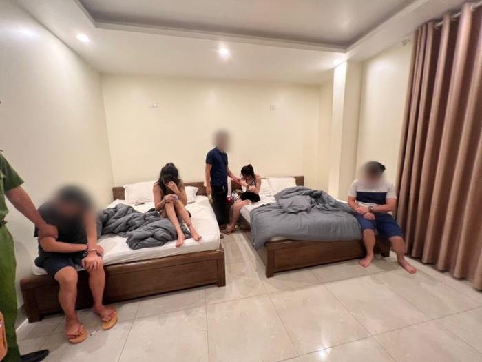 Công an ập vào khách sạn lúc chập tối, phát hiện cảnh tượng kinh hoàng của các cặp 'trai xinh gái đẹp' Ảnh 1
